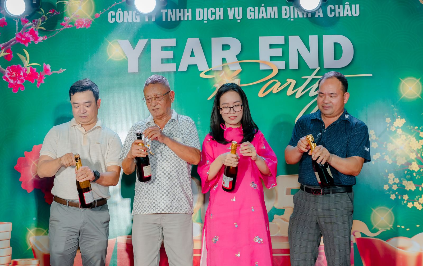 Ban lãnh đạo Công ty khui sâm banh, khai tiệc